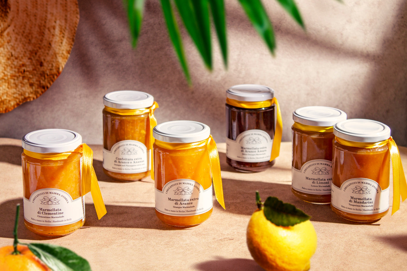 Viele Marmeladegläser von der Sonne beschienen, südliches Landhaus-Flair