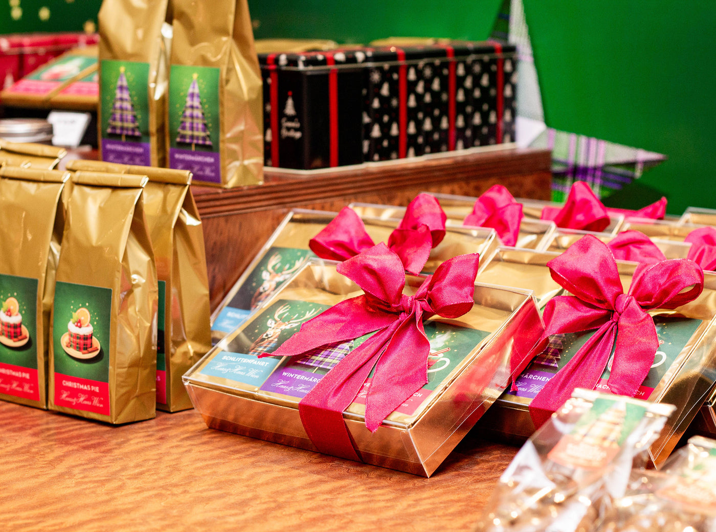 Schön verpackte Teegeschenke mit pinker Schleife und goldener Box